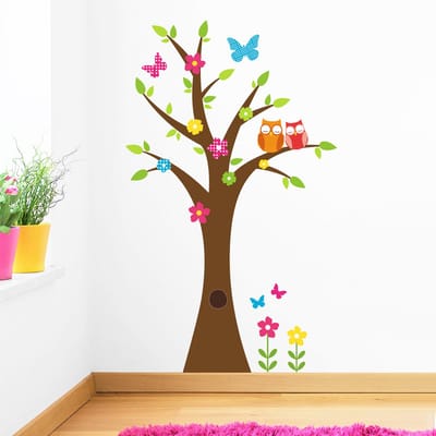 Muursticker boom met uilen en vlinders voor de kinderkamer