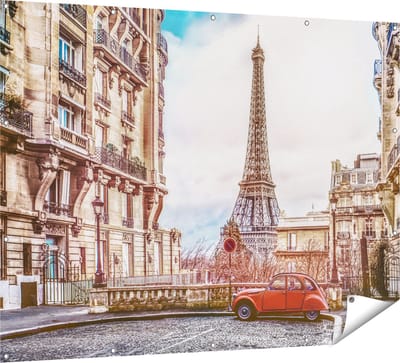 Gards Tuinposter Eiffeltoren in Parijs met een Rode Kever Auto - 160x120 cm - Tuindoek - Tuindecoratie - Wanddecoratie buiten - Tuinschilderij