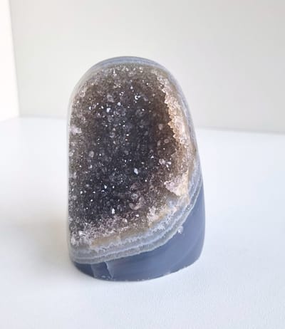ThaleiaDesign - Amethist met agaat freeform op standvlak - Edelstenen en Mineralen - Kristallen - Spiritualiteit - Woondecoratie - interieur - cadeau - amethist - crystals - gemstones