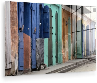 ® Glasschilderij 180x120 cm - Schilderij acrylglas - Een pittoresk straatje in Port-au-Prince - Foto op glas - Muurdecoratie woonkamer - Wanddecoratie slaapkamer - Schilderijen
