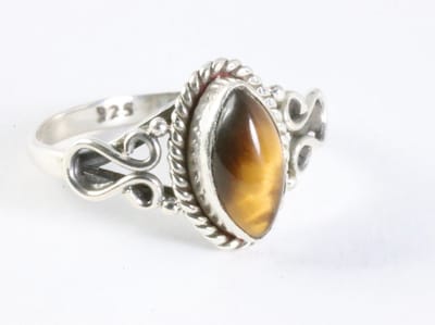 Fijne bewerkte zilveren ring met tijgeroog - maat 16