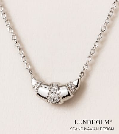 Lundholm Ketting Dames Zilver sieraden Jewellery – Premium Stainless Steel – Ketting met Hanger Zilver kleurige Ketting met Croissant Hanger & Zirkonia (39 + 5 cm) – My Nilla Serie - Waterproof & Hypoallergeen – Inclusief Luxe Geschenkverpakking