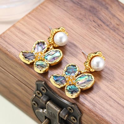 Dames Oorbellen met Imitatie Parels en Bloemenkwastjes, Licht Luxe Design, Elegant, Modieus en Veelzijdig, Niche Design white