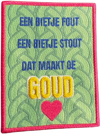 Strijkembleem “Een bietje fout, een bietje stout dat maakt goud” – 8 cm