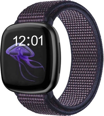 Strap-it nylon smartwatch bandje geschikt voor Fitbit Sense / Versa 3 (Donkerblauw) – ademend, lichtgewicht en verstelbaar – vervangende polsband voor Fitbit smartwatch