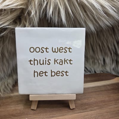 Robuust wenstegeltje “oost west thuis kakt het best” – Keramiek 10x10 cm – Humoristische Wanddecoratie & Cadeau – Cadeau vrienden,zomaar – Humor tegeltje - Grappige tekst tegel – WC decoratie humor