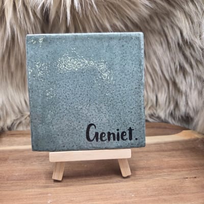 Robuust wenstegeltje “Geniet” – 10x10 cm – Inspirerende Wanddecoratie & Cadeau - Geniet tegel – Inspirerende tekst tegel – lifestyle quote tegel – Cadeau vriendin – Zomaar – Deco – Trendy nu – Decoratief Tegeltje met Standaard – Cadeau Idee