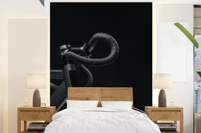 Behang - Fotobehang Fiets - Stuur - Zwart - Wit - Breedte 165 cm x hoogte 220 cm