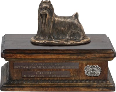 Persoonlijke urn voor Yorkshire Terrier met beeldje en houten design