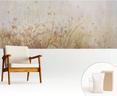 Wallfluent Behang - Harmonie van de weide Vliesbehang - 250x104 cm - Beige Behang - Voor natuurliefhebbers en liefhebbers van entomologie - Behang Voor de slaapkamer, woonkamer en hal - Wandbekleding Bloemen en planten
