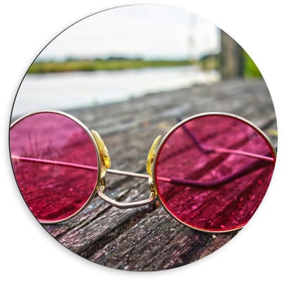 Dibond Wandcirkel - Roze Bril op Houten Vlonder - 60x60cm Foto op Aluminium Wandcirkel (met ophangsysteem)