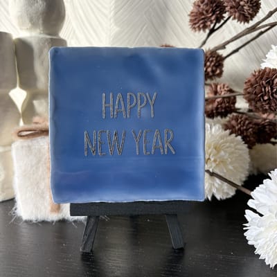 Hartjespost | Tegeltje Happy New Year blauw, zilver | schoencadeautjes sinterklaas | Nye | Nieuw begin | tegeltjes met tekst | spreuktegel | tegeltjeswijsheden | Christmas | Xmas | kerstmis | decoratie kerst | 10x10