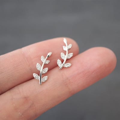 Huitan Sierlijke Blad Olijfvormige Zilverkleurige Oorknopjes voor Vrouwen Glanzende CZ Dagelijks Dragen Fancy Meisje Oor Oorbellen Mode Sieraden beige