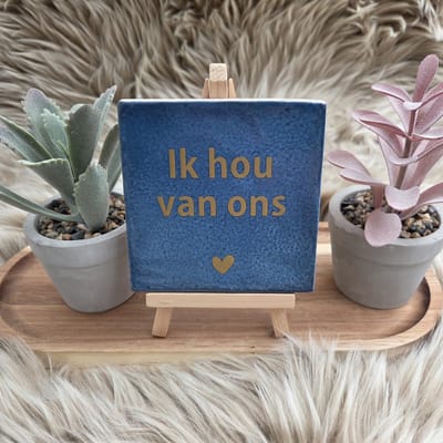 Robuust wenstegeltje – Ik Hou van Ons – Hip trendy tegeltje – Cadeau voor Partner, Valentijn of Jubileum – Stijlvol en Persoonlijk Woonaccessoire - Zomaar - Voor jezelf – Trendy nu – Decoratief Tegeltje met Standaard – Cadeau Idee