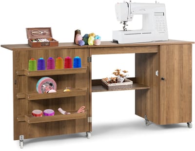 COSTWAY Opvouwbare naaitafel, veelzijdig inklapbare blad knutseltafel met breed werkblad & opbergplanken & deurkast, rolbaar computer bureau met afsluitbare wielen, ideaal voor woonkamer, slaapkamer & studie (Bruin)
