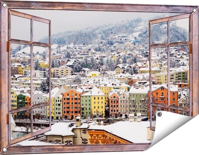 Gards Tuinposter Doorkijk Gekleurde Huisjes met Sneeuw in Oostenrijk - 90x60 cm - Tuindoek - Tuindecoratie - Wanddecoratie buiten - Tuinschilderij