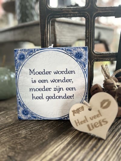 Creaties van Hier - Tegeltje Moeder worden met houten hartje - 15 cm – Keramiek