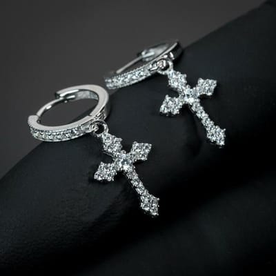 Huitan Boucles d'oreilles pendantes élégantes en forme de croix flèche pour femmes/hommes Zircone cubique cristal éblouissant Hiphop Fête Boucles d'oreilles tendance pour femmes/hommes black