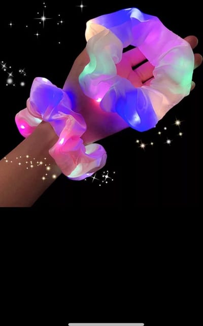 Akyol lichtroze scrunchie - lichtgevende scrunchies - festival - tomorrowland - festival haarband scrunchie met led lichtjes roze - bohemian festival - bohemian - lichtgevende haar elastiek- licht roze haar elastiek-Haaraccessoires - roze accessoire