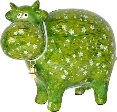 Spaarpot Koe Bella - Spaarvarken Geldgeschenk - Kinderkamer Decoratie - Handbeschilderd Keramiek - 17 cm Hoog - Groene Weide