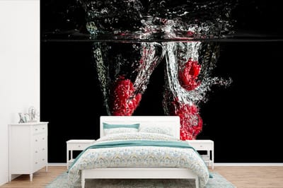 Behang - Fotobehang Frambozen - Fruit - Stilleven - Water - Zwart - Rood - Breedte 360 cm x hoogte 240 cm