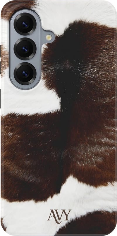 AVY Hoesje geschikt voor Samsung Galaxy S26 | Rodeo Muse | Koe | Bruin & Wit | Hard Shell Back Cover | Compatibel met MagSafe & Qi2