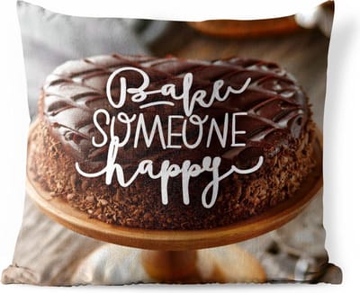 Buitenkussens - Tuin - Quote voor thuis 'Bake someone happy' met een achtergrond met een chocoladetaart - 40x40 cm