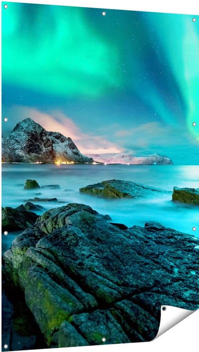 Gards Tuinposter Noorderlicht boven het Water bij Rotsen - 100x150 cm - Tuindoek - Tuindecoratie - Wanddecoratie buiten - Tuinschilderij