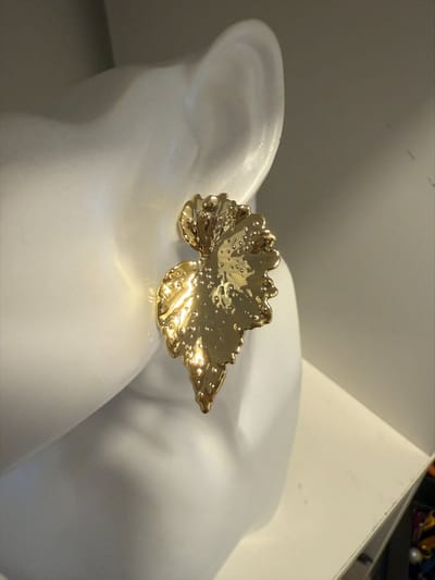 goudkleurige oorknoppen blad 2 || Make up | Parfum | Moederdag | Verjaardagscadeau| Cadeautje| Valentijnsdag| Kado | sieraden | vaderdag | oorbellen | oorsieraden