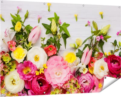 Gards Tuinposter Bloemen op een Witte Houten Achtergrond - 150x100 cm - Tuindoek - Tuindecoratie - Wanddecoratie buiten - Tuinschilderij