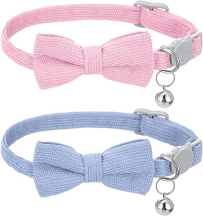 Twee Kattenhalsbanden - Maat S - Geschikt voor Neusomtrek 16 tot 32 cm - Zacht Corduroy Materiaal - Met Belletje en Vlinderstrik - Verstelbaar met Veiligheidssluiting - Ideaal voor Kittens - Roze en Lichtblauw