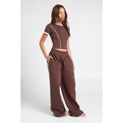 boohoo Dames T-shirt Met Biesdetail En Rechte Pijpen Joggingbroek Set | Chocoladebruin | Maat: Small