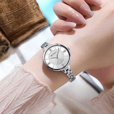 CURREN Luxe Dameshorloge Zilverkleur met zilverkleur wijzerplaat - Elegante Roestvrijstalen Horloge - Waterdicht