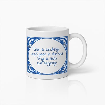 Grappige Jubileum Mok 330ml – Nederlandse Tegelstijl Koffiebeker met Humoristische Tekst – Perfect Cadeau voor Collega’s en Kantoorhumor