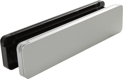 Homebox - de isolerende, tochtvrije en geluiddempende brievenbus – buitendeel aluminium blank geborsteld - binnendeel in zwart RAL9005.