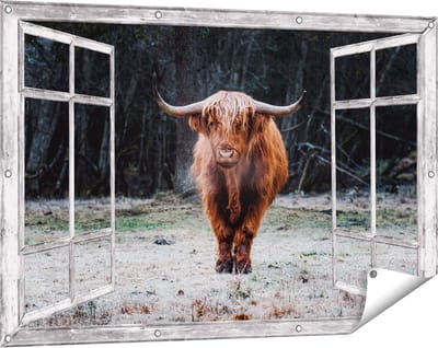 Gards Tuinposter Doorkijk Schotse Hooglander bij het Bos - 120x80 cm - Tuindoek - Tuindecoratie - Wanddecoratie buiten - Tuinschilderij