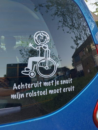 Rolstoelsticker - Gehandicaptensticker - Invalidesticker - Afstand houden - wit - 11 cm x 13 cm - damesvariant - minder valide