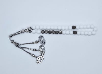 Handgemaakte naam tasbih 33 Kralen Natuursteen “Witte agaat” - met metaal tassel “la alih ala allah"- Met je naam of de naam van uw geliefde- 8 mm diameter van de korrel