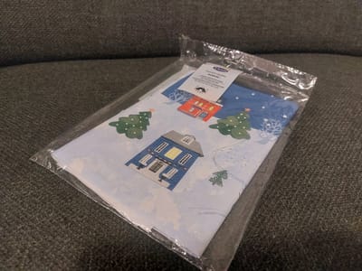 Kerst Tafelkleed - 84 x 84 cm | Blauw - Kerstdorp - Middentafelkleed Kerstprint - Papieren Kerst Tafelkleed met katoenen look - Decoratief Kerst Tafelkleed