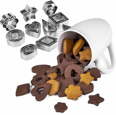 30-delige RVS Uitsteekvormen Set – Kleine Koekjesvormpjes – 10 Vormen (bloem, ster, hart, druppel, ovaal, cirkel, vierkant, ruit, driehoek en zeshoek), 3 Maten – Met Bewaarblik