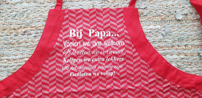 Keukenschort met grappige tekst wit bedrukt cadeau | bij papa thuis regels / namen kinderen | katoenen Barbecueschort Keuken BBQ Schort Kookschort Kokschort | vaderdag Cadeau voor papa opa man heren vader tekstbord
