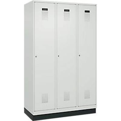 C+P Evolo Plus garderobekast, 3 vakken, 400 mm vakbreedte, met plint, rechts scharnierend, B 1200 x D 500 x H 1950 mm, cilinder, lichtgrijs/lichtgrijs