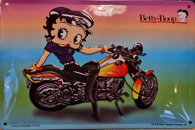Betty Boop Biker Babe. Metalen wandbord in reliëf 20 x 30 cm.