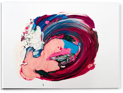 Acrylglas - Roze Verfspetters op Zwart Doek - 60x90cm Foto op Acrylglas (Met Ophangsysteem)