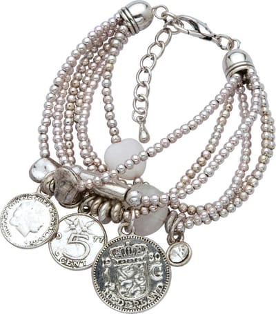 Armband met hangertjes in muntvorm en steentjes. Polsomtrek 16,5 cm (+verlengketting3,5cm) breedte 2cm, dikte 4,5mm.