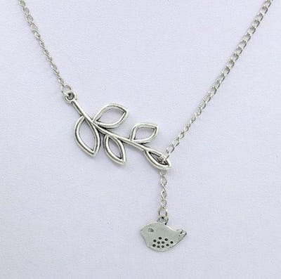 Ketting met hanger blad en vogeltje.