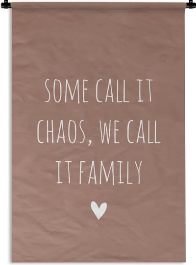 Wandkleed - Wanddoek - Engelse quote "Some call it chaos, we call it family" met een hartje op een bruine achtergrond - 90x135 cm - Wandtapijt