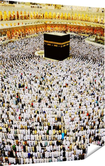 Gards Tuinposter Zwarte Steen in Mekka met Biddende Moslims - 120x160 cm - Tuindoek - Tuindecoratie - Wanddecoratie buiten - Tuinschilderij