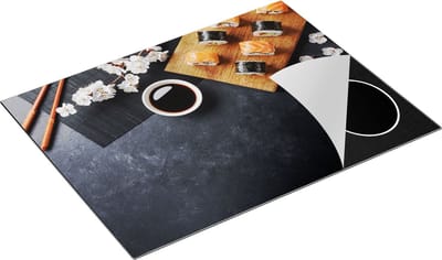 Chefcare Inductie Beschermer Sushi met Soja Saus op een Zwarte Marmeren Plaat - 77x59 cm - Afdekplaat Inductie - Kookplaat Beschermer - Inductie Mat