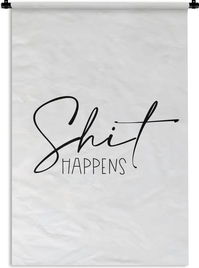 Wandkleed - Wanddoek - Spreuken - Quotes - Shit happens - Zwart - 120x180 cm - Wandtapijt
